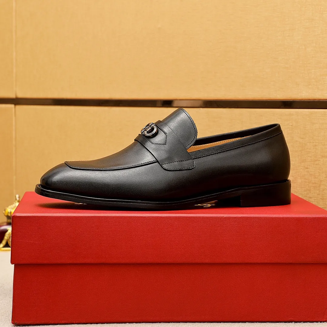 Men's shoes 💰480 💐 Product trademark: Ferragamo "Ferragamo" casual leather shoes Regular size: 38-44 (45.46🉑️customized) Product materials: Selected imported first-layer cowhide upper + luxury hardware buckle, imported water-dyed cowhide leather lining. Strong three-dimensional visual effect, original rubber outsole Color: 1⃣️color optional